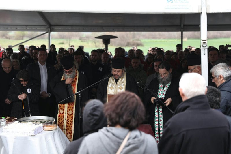 Λύγισε ο ιερέας την ώρα που διάβαζε τα ονόματα των 57 θυμάτων στο μνημόσυνο στα Τέμπη (video)